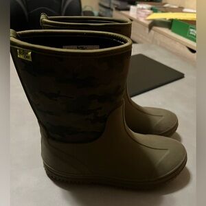 Boys Western Chief Green Camo Freestyle Neoprene Boots Size 6B